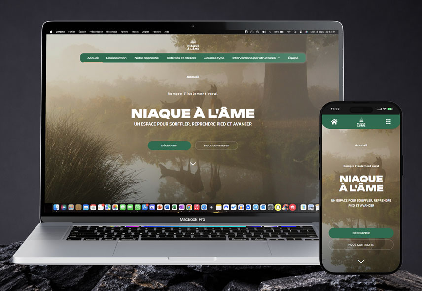 Image d'un Mockup de Mac et iPhone affichant la page d'accueil du site web responsive de l'association Niaque à l'Âme, créé par Mathieu Betton, webdesigner à Nantes