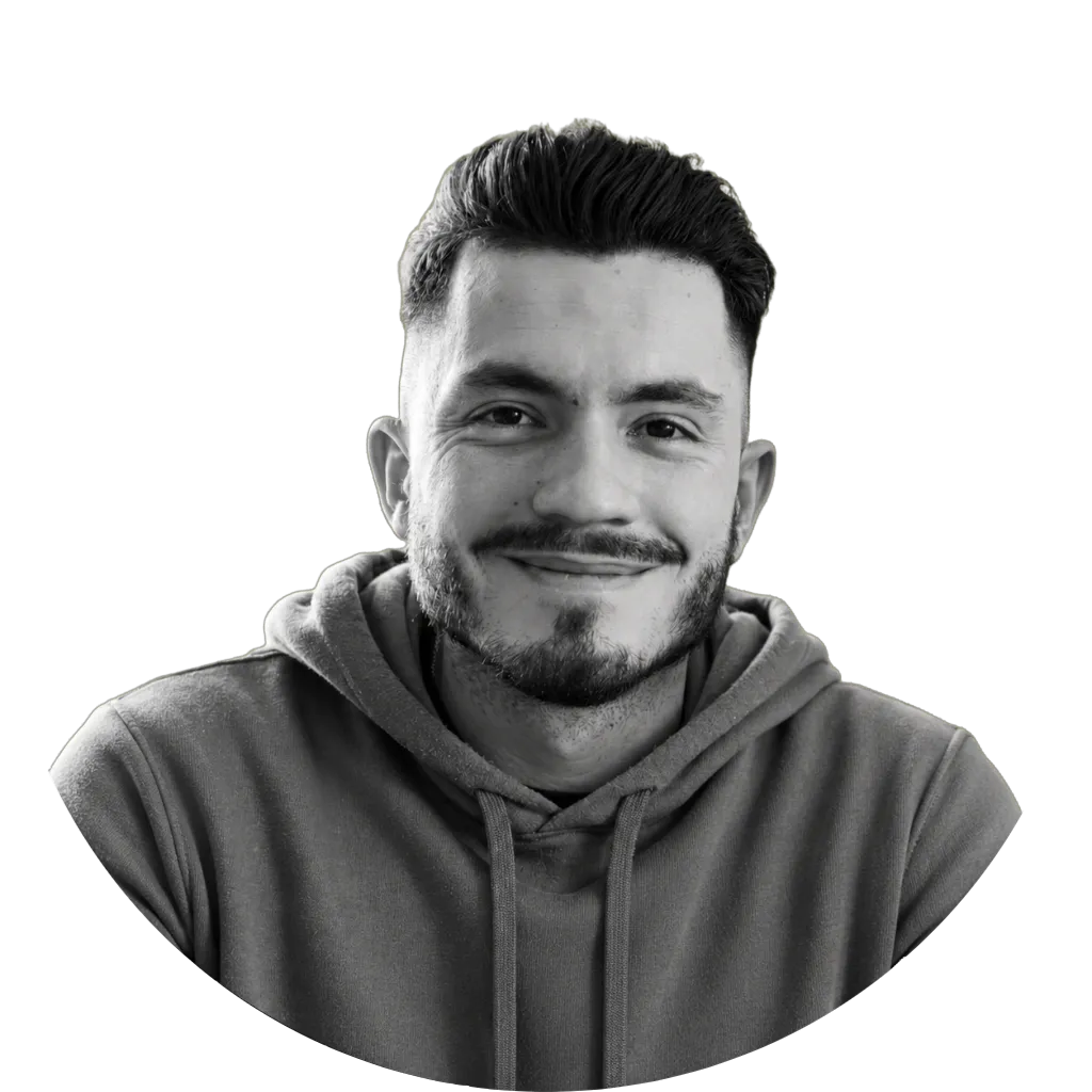 Photo professionnelle en noir et blanc de Mathieu Betton, webdesigner en freelance à Nantes.
