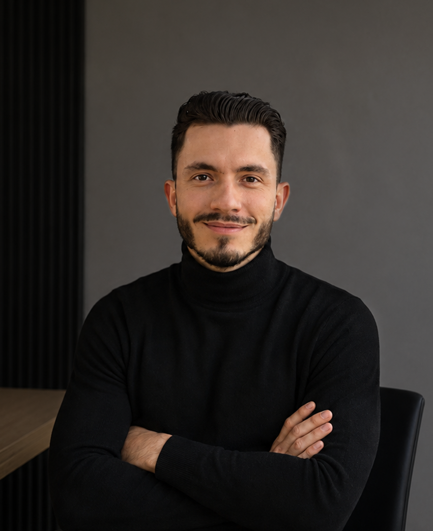 Photo de Mathieu Betton dans un bureau